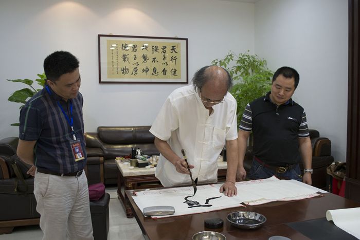 张剑岑先生为宅男视频在线观看陶题词“厚道”、“今生今世 宅男视频在线观看陶”
