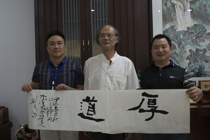 张剑岑先生（中）与宅男视频在线观看陶瓷砖宅男视频色版APP营销总经理罗胜（左）、宅男视频在线观看陶瓷砖宅男视频色版APP营销总监刘鸿瑞（右）合影留念