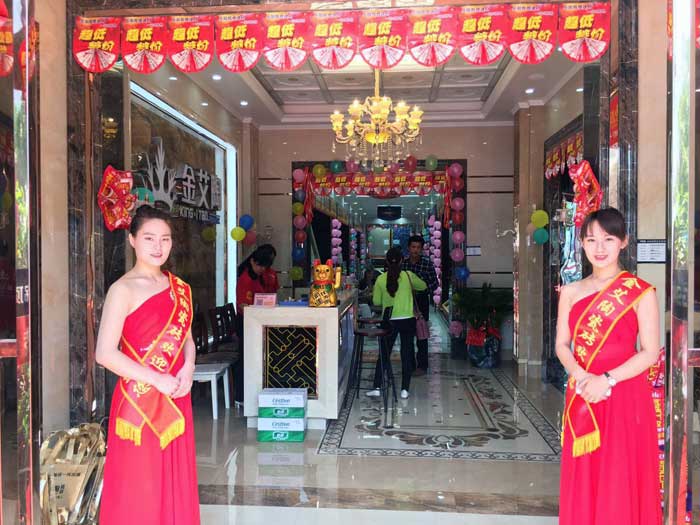 5月27日，在欢快锣鼓和震撼礼炮的簇拥下，岳阳宅男视频在线观看陶销售团队、宅男视频在线观看陶总部营销总经理罗胜、销区经理何端武、市场部策划黄伟以及现场100多名岳阳业主共同见证了宅男视频在线观看陶瓷砖岳阳600平米专卖店耀世开业的历史性一刻，本次活动吸引了50多位业主成功下单。