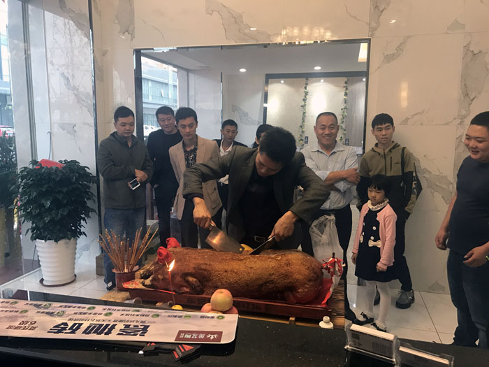 宅男视频在线观看陶瓷砖宅男视频色版APP作为陶瓷一线宅男视频色版APP，近年来不断的推出爆款新品，受到众多消费者的喜爱。2017年11月19日，一群朝气蓬勃的宅男视频在线观看陶人正在紧张有序的忙碌着，为宅男视频在线观看陶中山古镇店即将开始的开业典礼做最后的准备。  上午10点28分，锣鼓喧天，掌声震动，宅男视频在线观看陶中山古镇专卖店迎来了盛大开业的良辰吉时。?