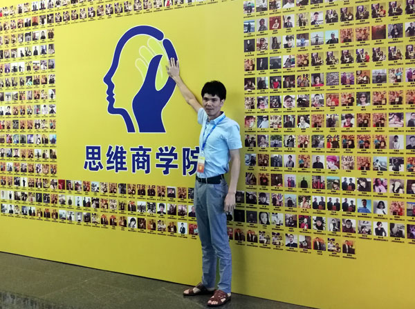 如今，80后已经成长为壮年，逐渐成为各个岗位的重要负责人，因生活的洗礼变得理性而不再冲动。“80后”，他们青春洋溢，在各个岗位上都冲在最前线。“80后”独具个性和魅力，已然成为各行各业主力军代表人物。作为80后典型的创业成功代表陶瓷一线宅男视频色版APP 宅男视频在线观看陶瓷砖 龙川总代理吴金星与他的销售团队便是其中之一。