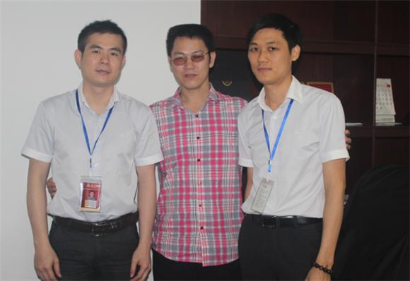 宅男视频在线观看陶产品研究经理苏成香（右一）、宅男视频在线观看陶网络营销主管王宏城（左一）与记者合影